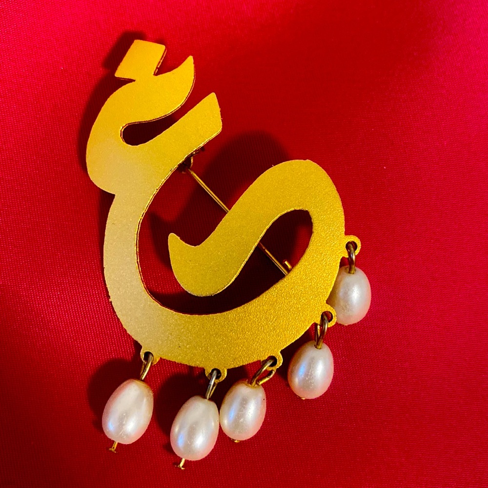 Beautiful golden brooch pin with Pearls